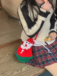 Détail d'un sac bandoulière Père Noël fait main au crochet pour enfant avec perle