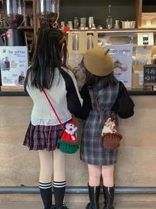 Détail des sacs bandoulière au crochet pour enfants, thèmes Père Noël et Renne de Noël