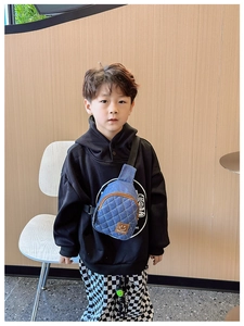 Dettaglio borsa a tracolla in denim trapuntato per bambini con toppa smile in pelle