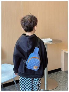 Dettaglio borsa a tracolla in denim per bambini con trapuntatura a rombi e patch in pelle