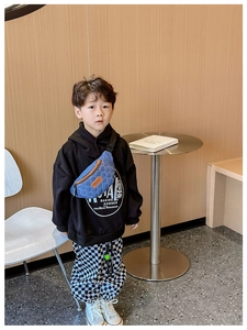 Dettaglio borsa pettorale in denim trapuntato per bambini con tracolla regolabile