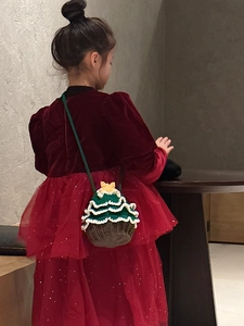 Gros plan sur un petit sac bandoulière en crochet en forme de sapin de Noël pour enfants