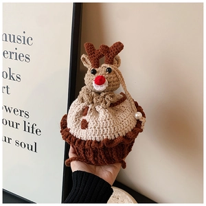 Détail d'une pochette renne crochetée main avec bois 3D et fermeture à cordon perlé