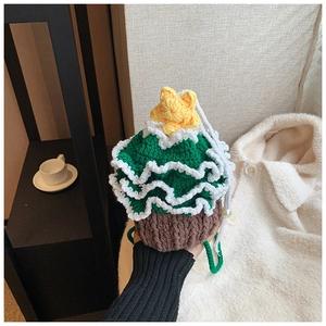 Détail du sac sapin de Noël au crochet avec couches blanches et étoile dorée
