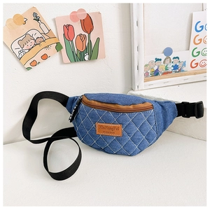 Dettaglio borsa a tracolla in denim trapuntato con toppa in pelle e cinturino zip decorato