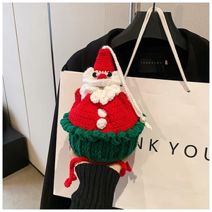 Gros plan sur un charme de Père Noël au crochet fait main avec des détails de perles
