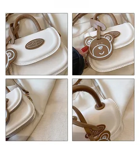 Dettagli della mini borsa in pelle PU bicolore con ciondolo a forma di orsetto