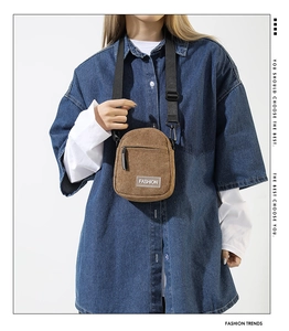 Détail du mini sac à bandoulière en velours côtelé marron avec sangle réglable