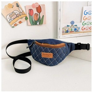 Dettaglio borsa a tracolla bimbo in denim blu con cuciture bianche a rombi