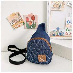 Dettaglio borsa a tracolla in denim con trapuntatura a rombi e toppa in pelle smile