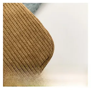 Gros plan sur la texture du velours côtelé kaki et les détails de couture de la sacoche