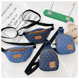 Set dettagliato di mini borse in denim blu con trapuntatura a rombi e etichette