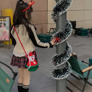 Sac bandoulière Père Noël crocheté à la main pour enfants avec détails festifs en tricot