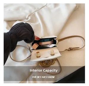 Capacità interna della mini borsa con scomparti per rossetto e cipria compatta
