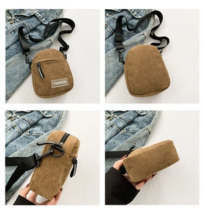 Détail du sac à bandoulière en velours côtelé marron avec étiquette FASHION et zip