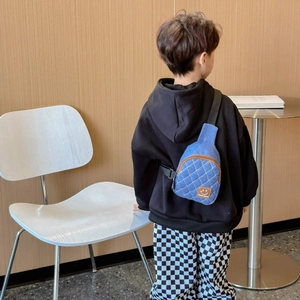 Borsa a tracolla in denim trapuntato per bambini con tracolla regolabile e patch smile