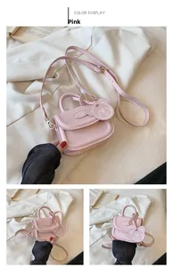 Mini borsa a tracolla rosa per bambine con ciondolo a orsetto e sottile tracolla