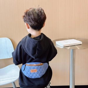 Marsupio in denim per bambini con trapuntatura a rombi e tracolla regolabile blu