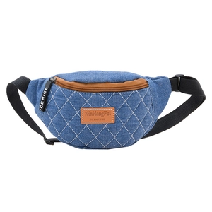 Marsupio in denim trapuntato per bambini con tracolla regolabile e logo su sfondo bianco
