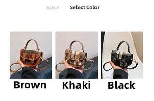 Gros plan de mini sacs à carreaux vintage en marron, kaki et noir avec lanières en cuir
