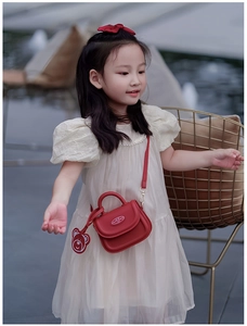 Dettaglio mini borsa rossa da bambina con ciondolo a orsetto e logo hello hello inciso