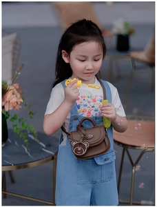 Mini borsa a sella marrone per bambine con ciondolo a forma di orso e tracolla regolabile