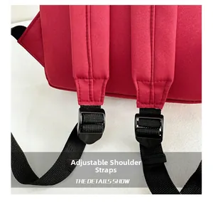 Vue détaillée du sac à dos en toile rouge avec bretelles larges réglables et boucles