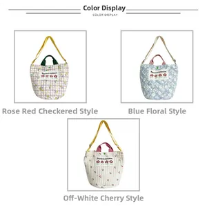 Détails de sacs fourre-tout matelassés à motifs de cerises, fleurs et carreaux