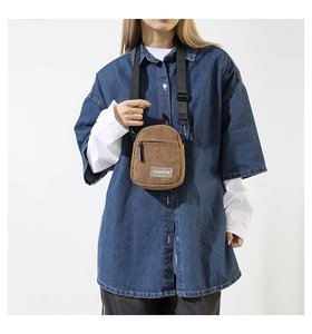 Petit sac bandoulière en velours côtelé marron avec étiquette Fashion et sangle réglable