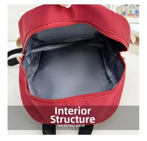 Structure interne du sac à dos rouge avec compartiment rembourré pour ordinateur et sangle