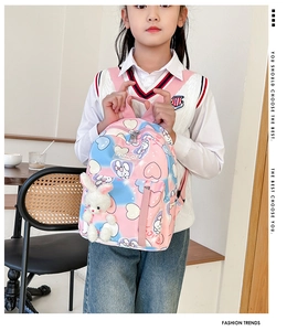 Dettaglio dello zaino per bambini sfumato rosa e blu con ciondolo a forma di coniglio