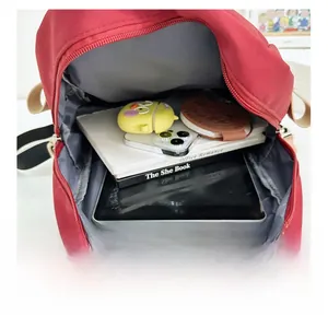 Vue intérieure du sac à dos rouge montrant le compartiment spacieux pour tablettes et livres
