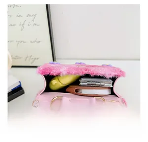 Vue intérieure d'un sac en peluche rose pour enfants montrant sa capacité de rangement
