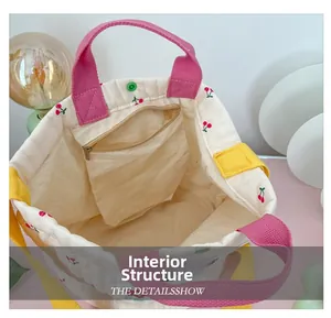 Vue intérieure du sac en toile à fleurs avec un compartiment spacieux et poche zippée