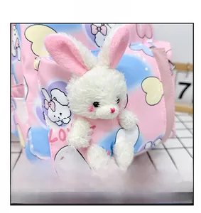 Dettaglio del ciondolo a forma di coniglio di peluche e stampa sfumata rosa sullo zaino bimbi