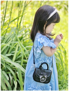 Mini borsa a tracolla nera per bambine con ciondolo a forma di orsetto bianco e testo