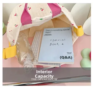 Détail de la grande capacité intérieure du sac cabas matelassé à motifs cerises pour filles