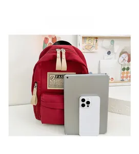 Sac à dos rouge pour enfant avec tablette et téléphone pour comparer les dimensions