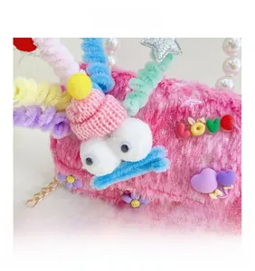 Détail du sac à main en peluche rose pour filles avec visage de clown et perles