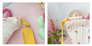 Détail de la sangle jaune tissée et boucle en métal sur le sac matelassé enfant