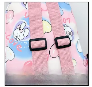 Dettaglio spallacci in tela rosa con fibbie nere regolabili per zaino bimbi con coniglio