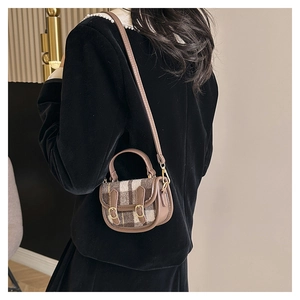 Détail d'un mini sac à main à carreaux marron avec garniture en cuir et boucles en métal