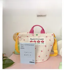 Détail du sac matelassé en coton pour enfant avec imprimé cerises et étiquette Bigstar