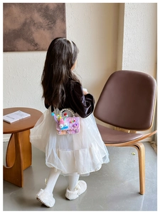Détail du sac en peluche pour fille avec poignée en perles et ornements DIY colorés