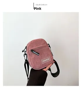 Sac bandoulière en velours côtelé rose avec écusson de mode et sangle réglable détail