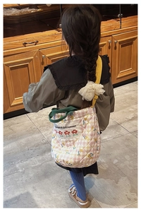 Sac bandoulière matelassé pour enfant avec motif floral et broderie star-moon élégante