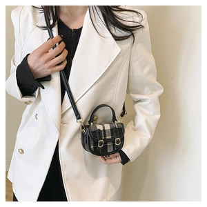 Vue détaillée du mini sac bandoulière en tweed à carreaux porté par un mannequin chic