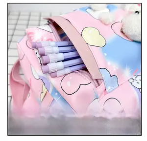 Dettaglio della tasca esterna con cerniera dello zaino rosa con porta penne