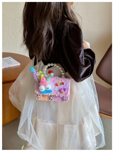 Détail du sac en peluche pour fille avec poignée en perles et broderie LOVE en fourrure