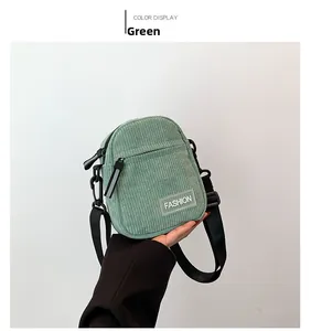 Détail du mini sac bandoulière en velours côtelé vert clair avec patch Fashion et sangle